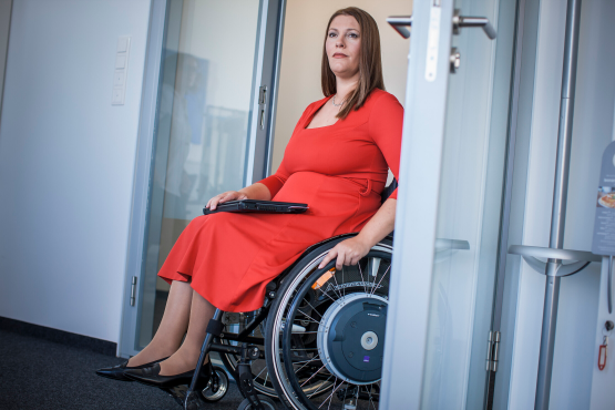 Female Siemens employee in a wheelchair 