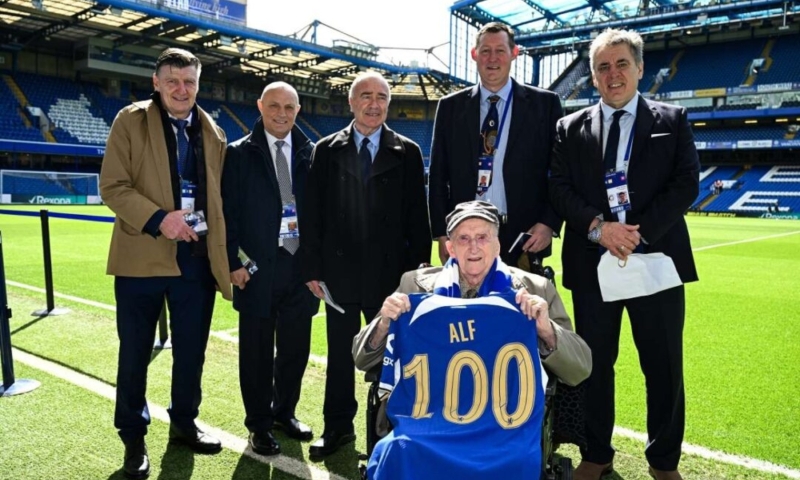Alf with Chelsea legends - Credit Chelsea FC